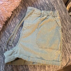 Terra & Sky Olive Women's Cargo Shorts